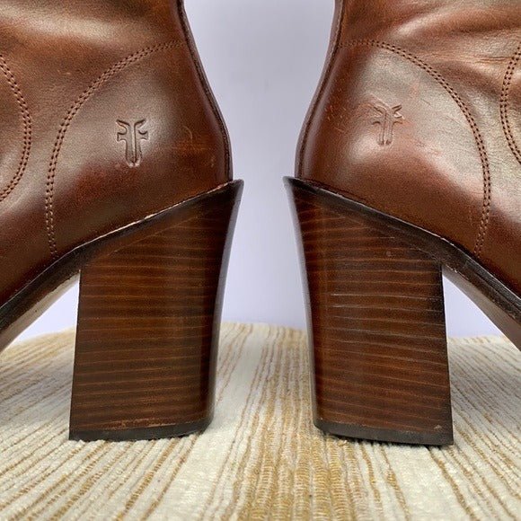 Frye Retro Swirl Stitching Tall Chunky High Heel Brown Leather Zippered Y2K Boots - Botablu