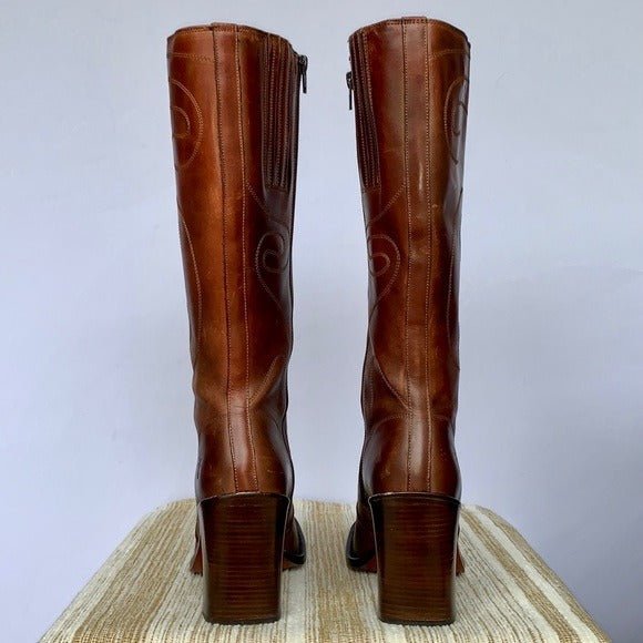 Frye Retro Swirl Stitching Tall Chunky High Heel Brown Leather Zippered Y2K Boots - Botablu